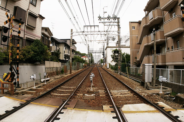 659-0087　三条町の踏切から